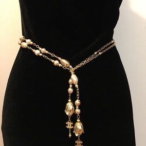 Chanel logo belt or necklace.